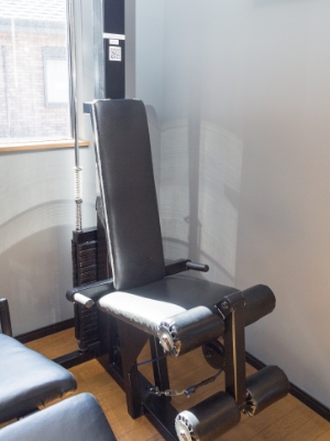 RRレッグエクステンション（ウエイトスタック）